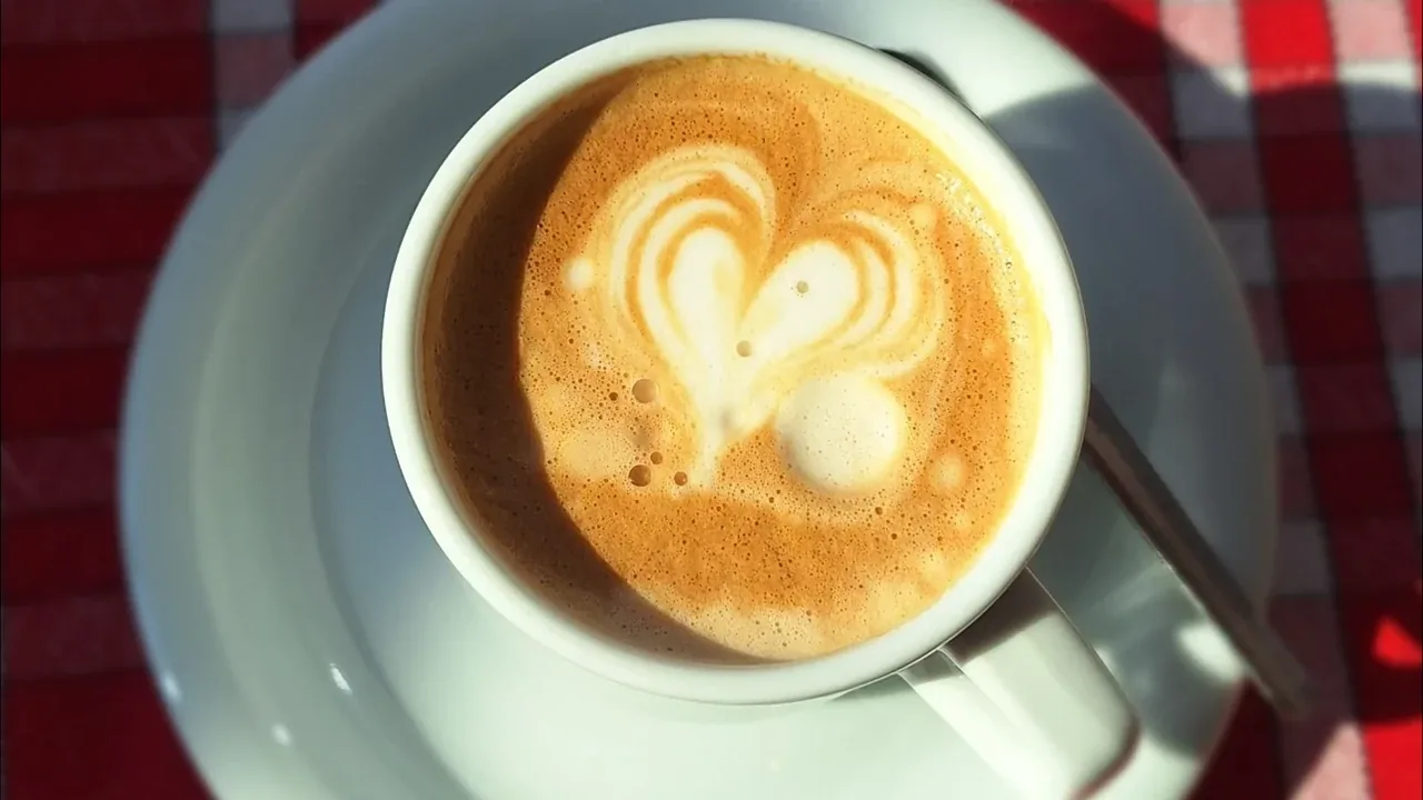 Cappuccino mit Milchschaum-Herz
